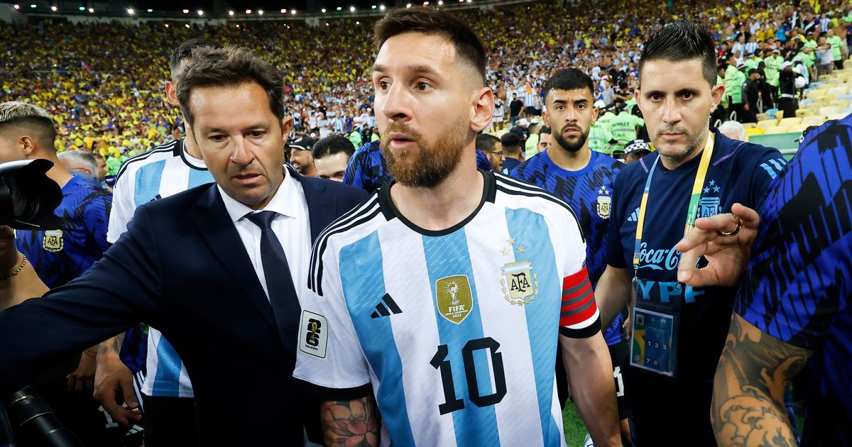 RIO DE JANEIRO, BRAZIL - NOVEMBER 21: Lionel Messi of Argentina reacts as the match is delayed due to incidents in the stands prior to a FIFA World Cup 2026 Qualifier match between Brazil and Argentina at Maracana Stadium on November 21, 2023 in Rio de Janeiro, Brazil. (Photo by Wagner Meier/Getty Images)