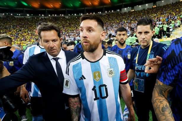 RIO DE JANEIRO, BRAZIL - NOVEMBER 21: Lionel Messi of Argentina reacts as the match is delayed due to incidents in the stands prior to a FIFA World Cup 2026 Qualifier match between Brazil and Argentina at Maracana Stadium on November 21, 2023 in Rio de Janeiro, Brazil. (Photo by Wagner Meier/Getty Images)